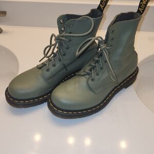 Dr. Martens 8-eye Boot Soft Pebble Virginia Leather Khaki Green 6UK 7USM 39 EU